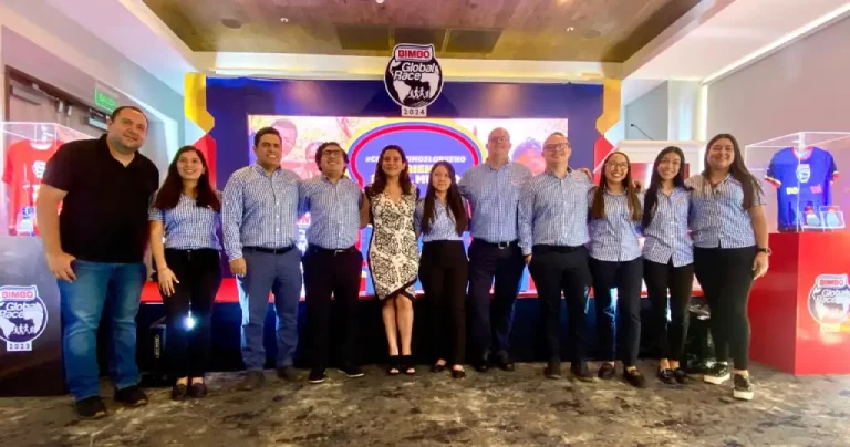 Grupo Bimbo, la panificadora más grande a nivel mundial, se complace en anunciar el lanzamiento oficial de la Bimbo Global Race 2024, la carrera con causa social más grande del mundo, corriendo simultáneamente junto a más de 150,000 participantes en más de 34 países. Se trata de la La novena edición de este evento destinada para todo público y se llevará a cabo de manera presencial el domingo 29 de septiembre en La Plaza Gerardo Barrios, Centro Histórico. Bajo el lema "Compartimos lo Bueno" Corriendo por el Mundo, la Global Race 2024 será una emocionante fiesta deportiva que tiene como objetivo apoyar a quienes más lo necesitan ya que, por cada inscripción, Grupo Bimbo donará 20 rebanadas de pan Blanco al Banco de Alimentos de El Salvador. Además, los primeros lugares del formato 10k femenino y masculino, podrán ganar un viaje para correr en la ciudad sede de la Bimbo Global Race 2025, que será anunciada próximamente, y vivir una experiencia inolvidable con todos los gastos pagados. Las inscripciones estarán abiertas desde el 08 de julio y se puede realizar a través del sitio web https://bimboglobalrace.com/ con un valor de $16.50. Al inscribirse, los participantes recibirán un kit de participación que serán entregados en Centro Comercial Las Cascadas, Plaza Cascadas del 19 al 22 de septiembre en horario de 9:00 a.m. a 7:00 p.m. En esta nueva edición, la empresa tiene como meta reunir a un mayor número de corredores de todo el mundo y así poder superar las más de 2.8 millones de rebanadas de pan donadas en su edición 2023, gracias a la participación de más de 300 mil personas en más de 34 países participantes. "Año con año tenemos la meta de alimentar un mundo mejor, poniendo alimentos deliciosos y nutritivos en las manos de todos. Por eso nos sumamos a esta iniciativa global para lograr la mayor donación de pan. Con mucha alegría invitamos a todas las familias salvadoreñas a que se sumen y corran por una buena causa mientras se divierten y se ejercitan", expresó Karen de Egan, Gerente de Mercadeo de Grupo Bimbo El Salvador. Grupo Bimbo continúa impulsando iniciativas que fomentan la práctica de actividad física con el objetivo de ayudar a esta noble causa y llevar pan delicioso y nutritivo a aquellos que más lo necesitan. Para conocer más pueden seguir las redes sociales Facebook: @GlobalEnergyGlobal, Instagram: @globalenergyrace y Twitter: @Globalenergyrun.