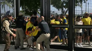 .Se reportan estampidas, corridas, personas desmayadas, decenas de heridos y asfixiados en las afueras del Hard Rock Stadium de Miami.