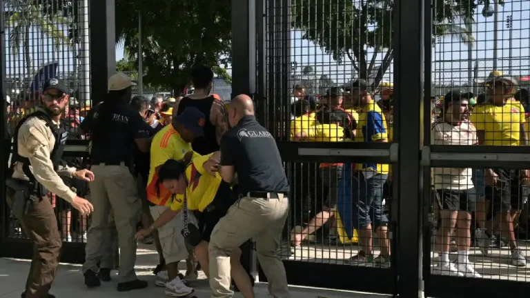 .Se reportan estampidas, corridas, personas desmayadas, decenas de heridos y asfixiados en las afueras del Hard Rock Stadium de Miami.