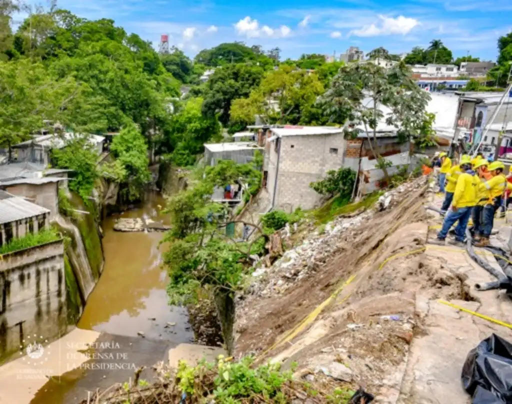 El talud mide aproximadamente 900 metros de longitud y el personal de Obras Públicas hará las intervenciones dando solución a los habitantes de la comunidad, ya que al final de la zona, un muro amenazaba la seguridad de los habitantes de la zona.