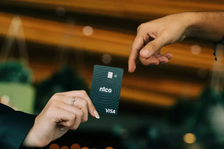 Inswitch es quien provee a n1co el servicio de emisión y procesamiento de sus nuevas tarjetas débito VISA. Gracias a este acuerdo, los usuarios de n1co, ahora realizan sus pagos en línea o en puntos físicos de manera rápida y segura, no solo en El Salvador, sino a nivel internacional.