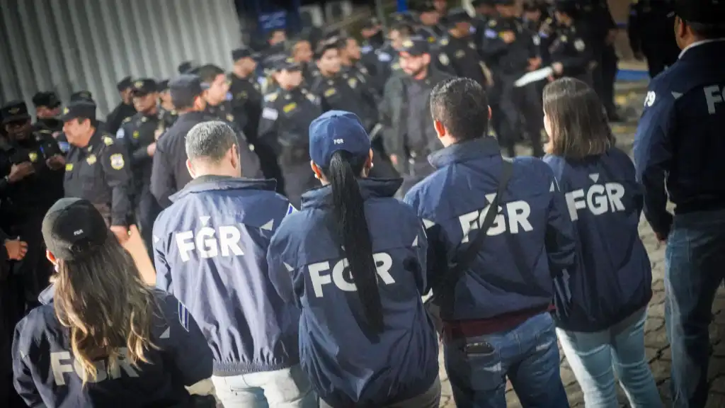 Entre los capturados figuran notarios y civiles que han operado en distintos municipios de San Salvador, La Paz y el oriente del país desde el año 2016 hasta la actualidad, mencionaron.