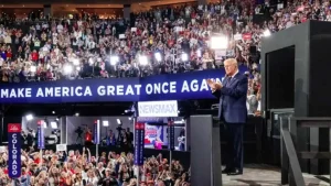 "Esta noche acepto la candidatura a la presidencia de estados unidos (...) y lo vamos a hacer bien", arengó el candidato oficial republicano, Donald Trump ante los convencionistas en Wisconsin, Estados Unidos, en donde emitió su discurso de aceptación como candidato.