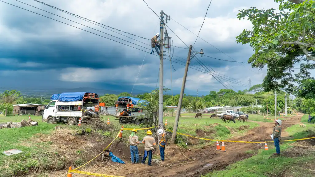 Ahora, AES CLESA ha instalado nuevas redes de distribución eléctrica, utilizando para ello materiales de última generación y bajo la normativa técnica que avala la Superintendencia General de Electricidad y Telecomunicaciones (SIGET).