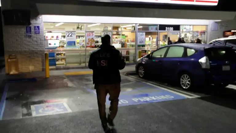 Según las informaciones, el robo ocurrió el pasado viernes por la noche, cuando el grupo de adolescentes vándalos llegaron en bicicletas, robaron a la tienda y escaparon antes que llegara la policía, por cuyo delito las autoridades no reportan ningún arresto, informó el medio de comunicación La Opinión.