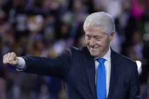 La vicepresidente Harris, trabajó en un establecimiento de la cadena de comida rápida cuando estudiaba, una experiencia que ha sido mencionada varias veces en la Convención Demócrata en Chicago, en un intento por definirla como defensora de la clase trabajadora.