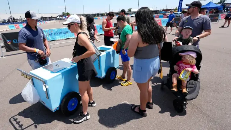 Al menos 100 personas fueron atendidas por personal de emergencia en el lugar y 10 fueron transportadas a hospitales locales, dijo CSFD en un comunicado citado por ABC News.