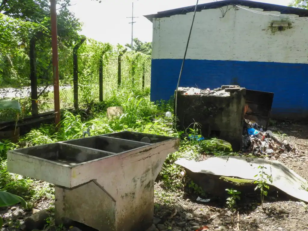 Las cuadrillas de la DOM iniciaron el fin de semana el proyecto de reconstrucción del Centro Escolar de la colonia Alvarado que beneficiará a más de 226 alumnos, desde parvularia a noveno grado, incluidos niños de caseríos Los Almendros como La Perdida.