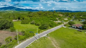 Detallan que la calle asfaltada, ha cambiado la vida de más de 10,000 habitantes de este lugar fronterizo con Honduras y las obras incluyen drenajes transversal, 22 de badenes de mampostería con superficie de concreto, dos tuberías de 10 pulgadas para encauzar aguas lluvias y aguas superficiales con caja de entrada y salida.