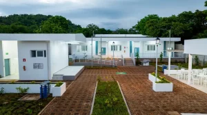 El centro de estudios para los niños y jóvenes de la comunidad, fue construido bajo la visión del Presidente Nayib Bukele, de impulsar el desarrollo de la zona costera del Oriente del país, y que forma parte del proyecto Surf City Circuito 2, dijeron.