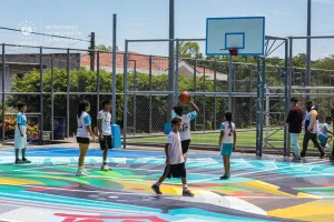 El Ministerio de Obras Públicas tiene en marcha el mejoramiento de 100 canchas, a nivel nacional, y este sábado entregó una de baloncesto ubicada en la colonia San Joaquín, en San Martín, en San Salvador Este.