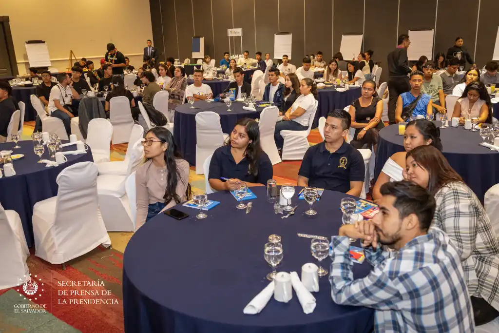 De esta forma, dijeron, el gobierno del presidente Nayib Bukele, fortalece el trabajo en las comunidades con apoyo de socios estratégicos, como ACNUR, para promover el desarrollo de la juventud a través, acciones que están a cargo  de la Dirección de Reconstrucción del Tejido Social.