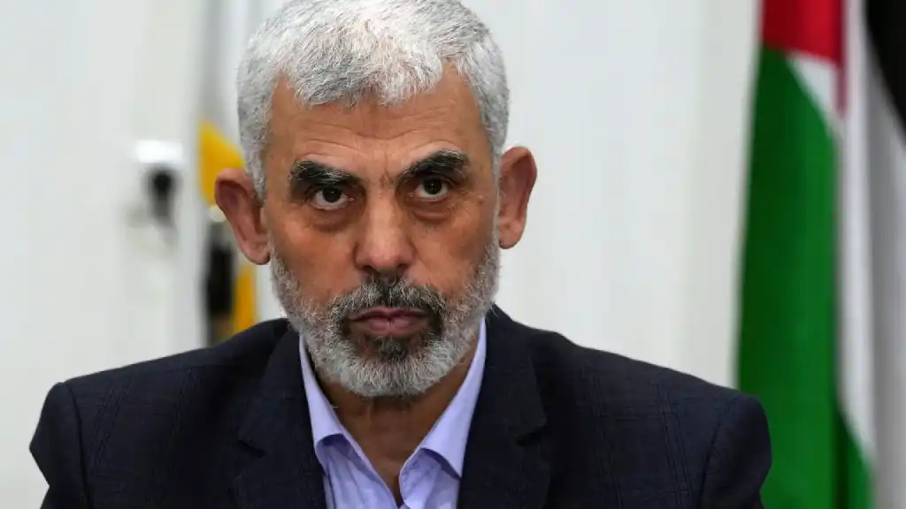 Yahya Sinwar representa la línea más dura y beligerante del grupo, considerado el cerebro de los ataques del 7 de octubre de 2023 y el hombre más buscado por Israel desde entonces.