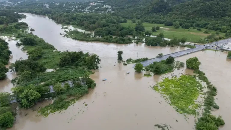 Puerto Rico sufrió este miércoles graves inundaciones y cortes generalizados de energía, debido a las copiosas lluvias de la tormenta tropical Ernesto, que se convirtió en huracán categoría 1 al pasar al norte de la isla.