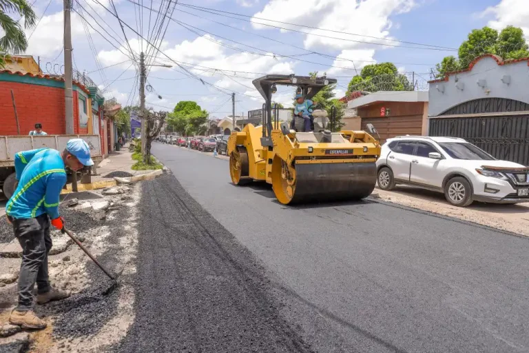 Agregan que, los trabajos, que forman parte del Plan Nacional de Bacheo, se realizan en 590 metros lineales de la calle Los Almendros, que conecta desde principal avenida Roosevelt a dicho nosocomio.