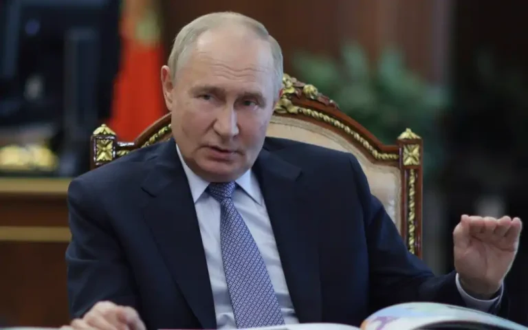 Vladimir Putin, ha calificado de absurdas las declaraciones de los socios occidentales sobre un posible ataque ruso a los países de la OTAN. Sin embargo, el presidente ruso advierte: "Si suministran F-16 a Ucrania, los derribaremos", informó la Agencia Euro News.