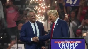 Robert Kennedy, recién anunciaba que “suspendía” su carrera presidencial y horas más tarde ya estrechaba la mano de Donald Trump ante un pequeño grupo en Arizona.