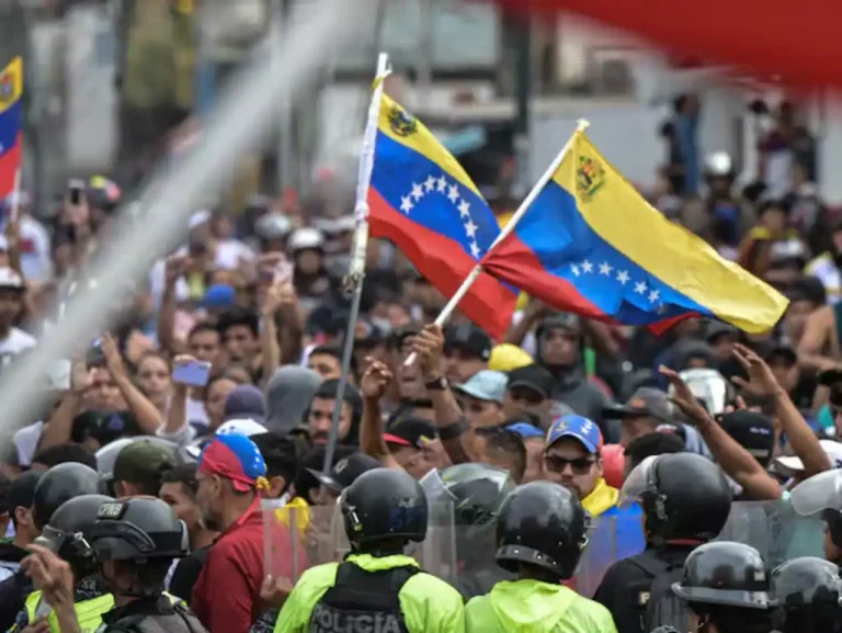 Tensión entre venezolanos por la decisión del Consejo Nacional Electoral, CNE de ratificar a Nicolás Maduro como ganador de las pasadas elecciones celebradas el 28 de de julio.