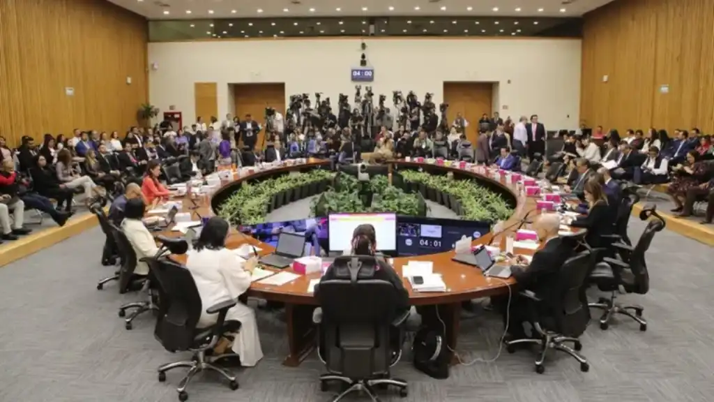 En la Cámara de Diputados, MORENA-PT-PVEM tendrán una amplia mayoría calificada, con 364 curules, que les permitirá aprobar reformas a la Constitución, sin requerir votos de la oposición.
