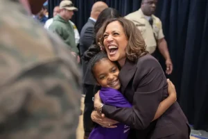 En la convención que tendrá lugar en Chicago, Illinois, los demócratas cierran filas a favor de la vicepresidente Kamala Harris y el gobernador Tim Walz y hacerla ganar los comicios el 5 de noviembre para sentarla en la silla de la Casa Blanca el 5 de noviembre.