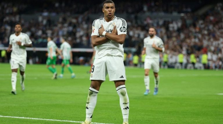 El delantero francés Kylian Mbappé firmó sus dos primeros goles en Liga con el Real Madrid, ayer domingo en el estadio Santiago Bernabéu ante el Betis, en la cuarta fecha del campeonato español.
