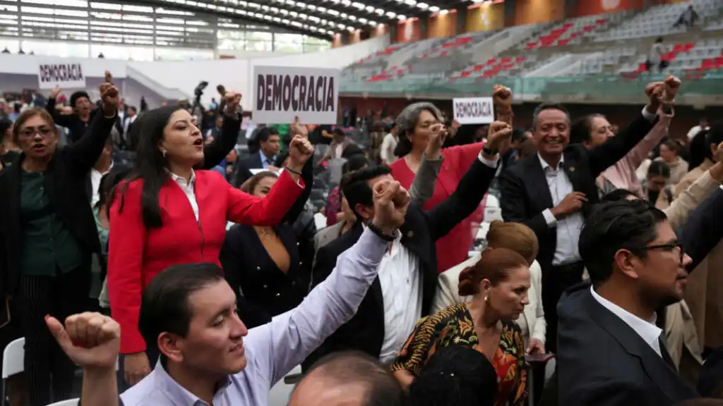 Luego que la Reforma al Poder Judicial, fue avalada en el Senado de la República, la iniciativa fue enviada a los  32 Congresos estatales para su respectiva discusión y votación; cuya minuta logró la 20 aprobaciones, número suficiente y necesario para emitir una declaratoria de constitucionalidad de las Reformas.
