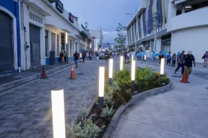 Detallaron que, en la primera etapa de la obra, las cuadrillas están trabajando entre la Plaza Universitaria y el Parque Simón Bolívar, donde se está sustituyendo la carpeta asfáltica existente por una moderna y duradera superficie de adoquín.