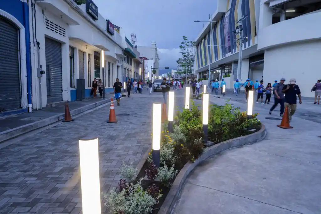 Detallaron que, en la primera etapa de la obra, las cuadrillas están trabajando entre la Plaza Universitaria y el Parque Simón Bolívar, donde se está sustituyendo la carpeta asfáltica existente por una moderna y duradera superficie de adoquín.