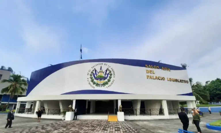 El presupuesto para finalizar este año es de $792 mil dólares y para los próximos años 2025 y 2026 las becas "Dagoberto Gutiérrez", su presupuesto será de $1,584,000 por cada año y en 2027, será de $1,040, 000 abarcando de enero a abril, cuyos fondos provienen del primer Órgano de Estado.