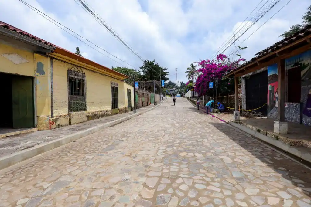 Agregan que, en esta fase, las cuadrillas modernizaron calles que complementan el embellecimiento del casco urbano de este lugar, parte esencial de la Ruta de las Flores, uno de los principales destinos turísticos del país