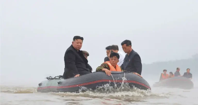 Kim Jong-un, el dictador de Corea del Norte, habría ordenado la ejecución de unos 30 funcionarios por la muerte de entre 4,000 a 5,000 personas a causa de las fuertes inundaciones y deslizamientos de tierra que asolaron el país el pasado mes de julio, según reportes de medios surcoreanos y responsabilizadas por la televisora teleantillas.