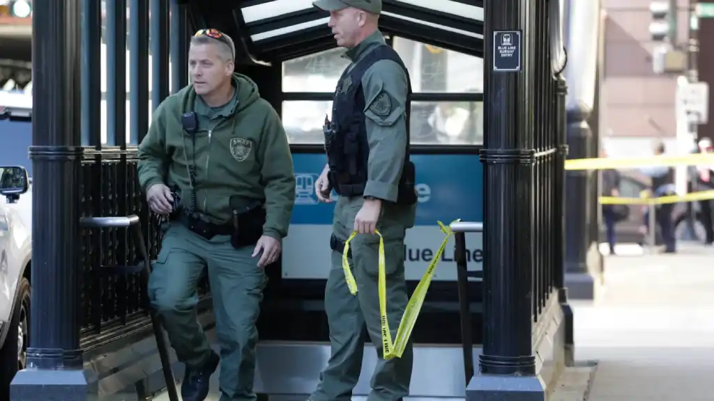 En horas de la madrugada de este lunes, cuatro personas fallecieron, tras un tiroteo que se produjo a bordo de un vagón del metro de Chicago, informaron las autoridades locales, informó el periódico La Opinión de Los Ángeles.