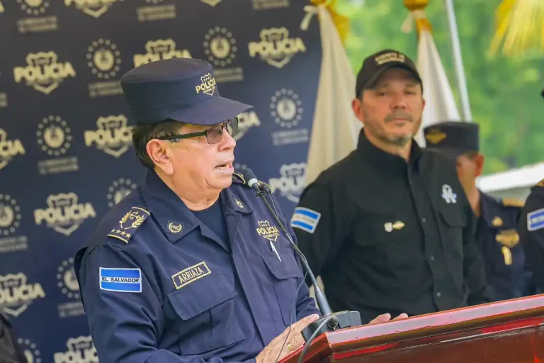 Todas las banderas, en todo el territorio nacional, así como en nuestras embajadas y consulados, ondearán a media asta por 3 días en honor al Director de la Policía Nacional Civil, Comisionado General Mauricio Arriaza Chicas", afirmó el presidente Nayib Bukele.