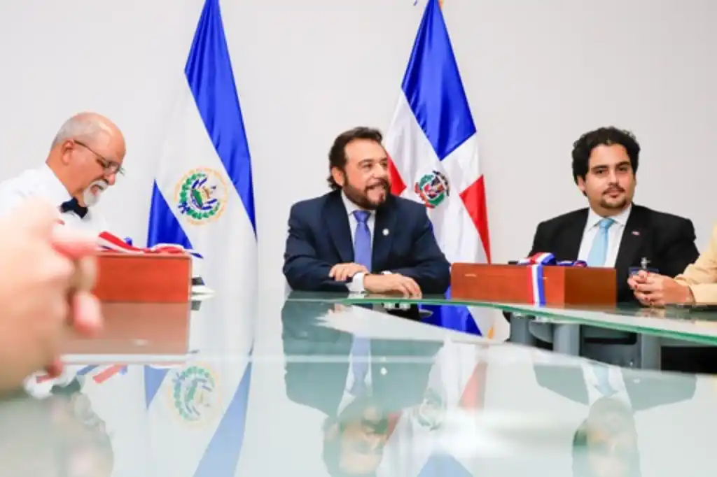 Este lunes, el vicepresidente de la República de El Salvador, Félix Ulloa, recibió al Embajador de República Dominicana, Julio César George y a representantes de Global Shapers del Hub de Santo Domingo y El Salvador, informó la Vicepresidencia de la República.