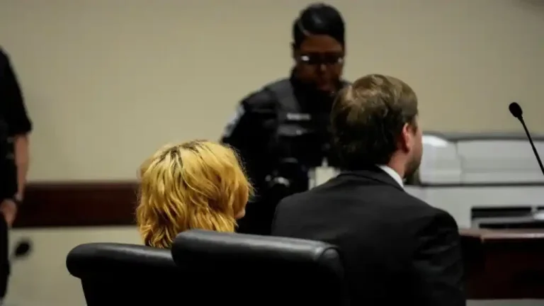 El Padre del adolescente asesino Colin Gray, de 54 años, también ha sido arrestado y acusado por los mismos de cuatro cargos que a su hijo, de homicidio involuntario, dos cargos de asesinato en segundo grado y ocho cargos de crueldad hacia niños por presuntamente permitir el acceso del joven al arma.