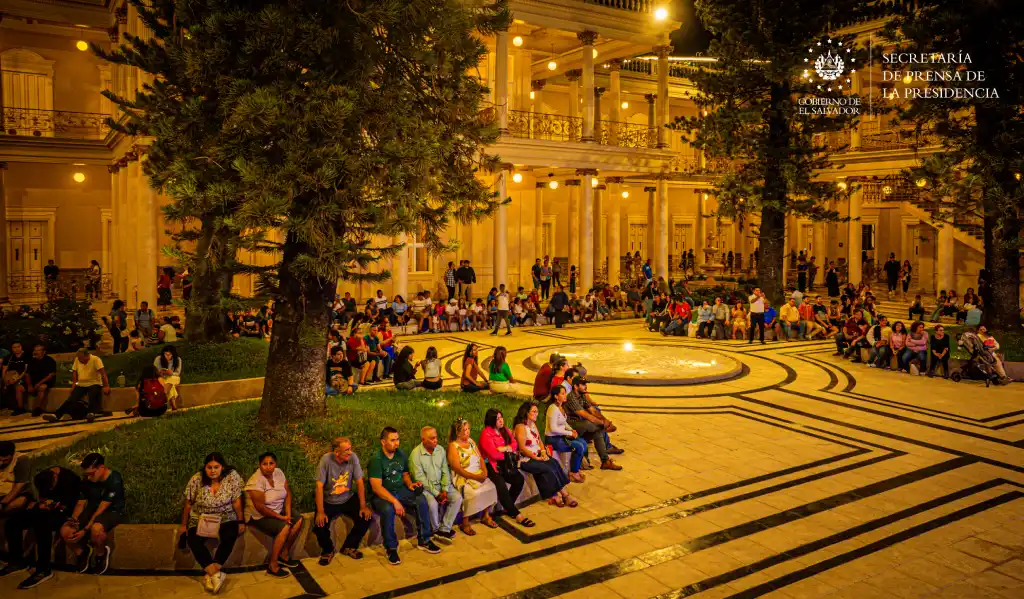 Durante este fin de semana, el Palacio Nacional cuenta con actividades artísticas para que las familias puedan disfrutar de las diferentes expresiones artísticas, como la presentación de estatuas vivientes, a cargo del Centro Nacional de Artes (Cenar) y la presentación en vivo de la Orquesta Sinfónica Juvenil Nacional.