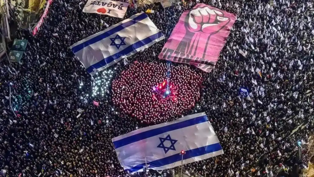 Las sendas manifestaciones fueron para exigir que el líder israelí renuncie a su cargo como primer ministro y firme un acuerdo con Hamás para liberar a otros rehenes que el grupo terrorista tiene en su poder, según las informaciones.