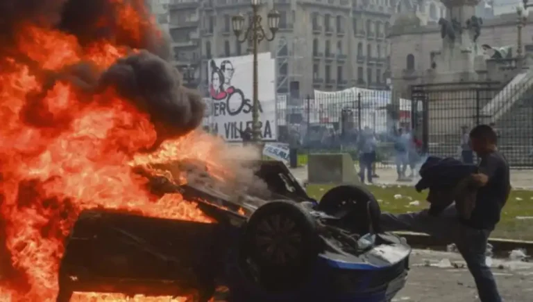 A 10 diez de la desaparición de 43 jóvenes estudiantes, este viernes, normalistas de Ayotzinapa quemaron automóviles y llevaron cabo actos vandálicos frente al Congreso del Estado de Guerrero, por lo que los legisladores decidieron cerrar las operaciones.