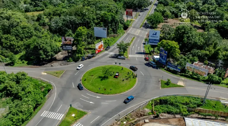 Queremos un oriente cada vez más verde, más saludable, más seguro para todos los salvadoreños”, aseguró el titular de Obras Públicas, Romeo Rodríguez, tras anunciar esta iniciativa, que arrancó con la siembra de árboles en más de 9 kilómetros del baipás de Usulután.