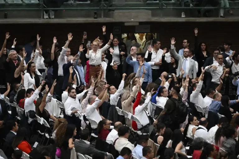 Según las informaciones, con 357 votos a favor, 0 abstenciones y 130 en contra, la Cámara de Diputados aprobó en lo particular la iniciativa de reforma constitucional para el Poder Judicial de la Federación (PJF) durante la mañana de hoy, 4 de septiembre de 2024.