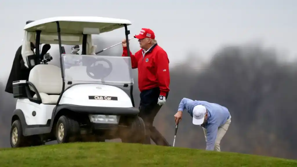 Según las informaciones responsabilizadas por el New York Post, señalan que el Servicio Secreto respondió al llamado de emergencia en donde al parecer dos personas intercambiaron disparos en el exterior del campo de golf Trump International Golf Course.