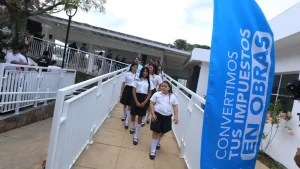 Alumnos estrenan moderna escuela en Santa Rosa Guachipilín