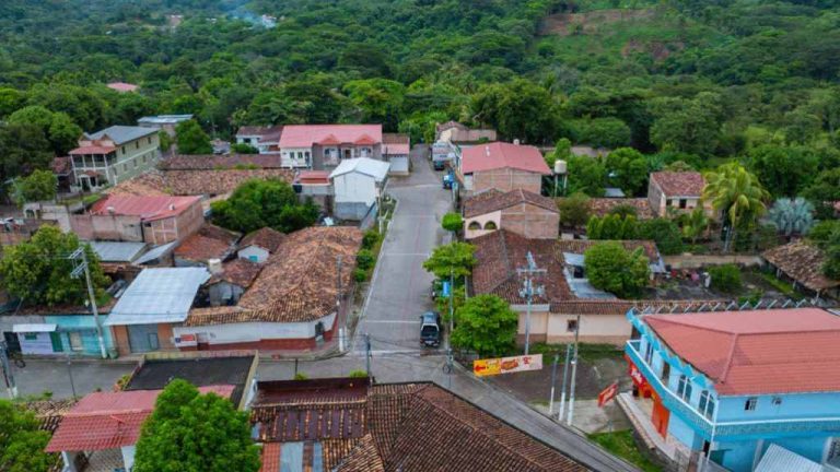 DOM moderniza calles casco urbano de Polorós, La Unión Norte