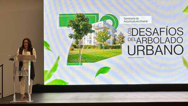 "Los árboles no solo embellecen nuestras ciudades, sino que también desempeñan un papel crucial en la regulación de la temperatura, la mejora de la calidad del aire y la conservación de la biodiversidad", señaló Ojeda durante su intervención.