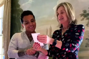 El cantante mexicano, Christian Nodal, recibió premio premio ‘Raza Trailblazer Award 2024 por parte de la Universidad de Harvard.
