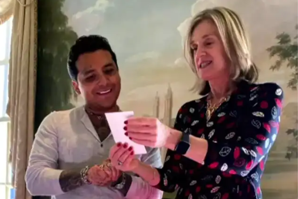 El cantante mexicano, Christian Nodal, recibió premio premio ‘Raza Trailblazer Award 2024 por parte de la Universidad de Harvard.