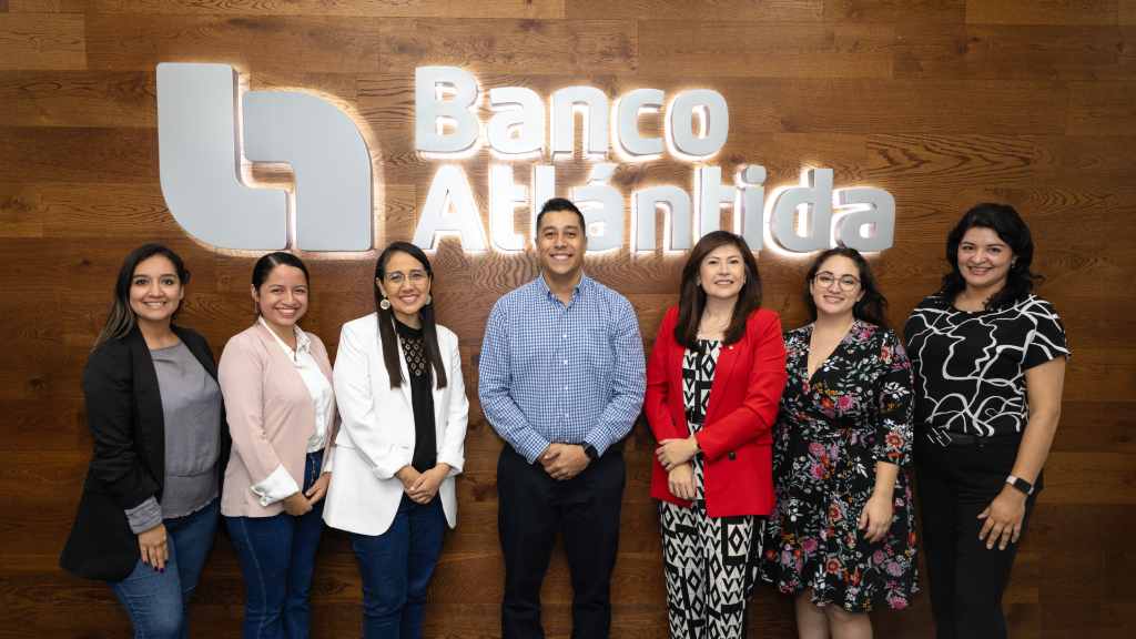 32 artistas fueron convocados a esta edición especial, de los cuales 25 han aceptado el reto. Los ganadores recibirán premios en cuentas de ahorro destinados a financiar sus proyectos artísticos, inversión en herramientas o capital, con el objetivo de hacer posible sus sueños y contribuir al enriquecimiento del panorama cultural de El Salvador.