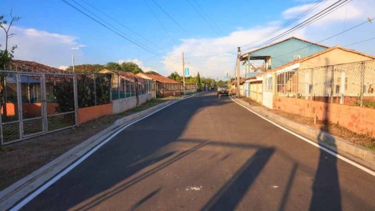 Dijeron que la obra vial de superficie de mezcla asfáltica en caliente con asfalto modificado, que cumple con los más altos estándares de calidad, se construyó en dos tramos y beneficia a más de 17,000 habitantes.
