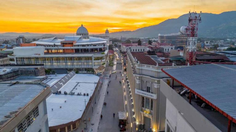 Las obras de 1.3 kilómetros, se extiende desde la plaza Universitaria, frente a la catedral metropolitana hasta el parque Cuscatlán, incluyendo cuadras contiguas al nuevo Hospital Rosales; la 1ra calle poniente y la 23 avenida norte.