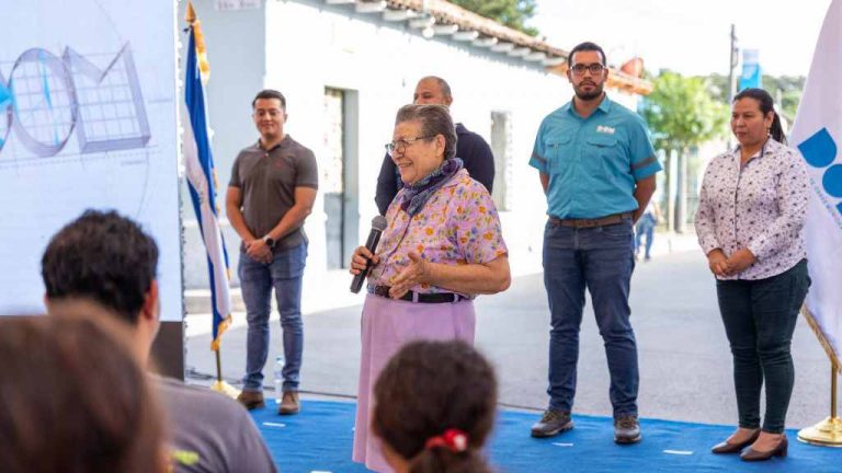 Agregaron que, bajo instrucción del presidente Nayib Bukele, la DOM ejecutó trabajos de renovación de más de 20 vías en el referido distrito con superficie de concreto hidráulico con las cuales se beneficiarán más de 7,000 habitantes del lugar.